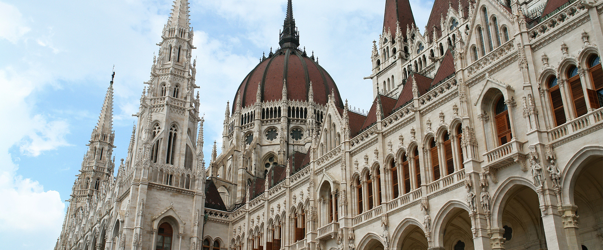 Hungary increases investment threshold